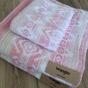 Wrangler Jericho Pink 2 Bath Towels 1 Hand Towel